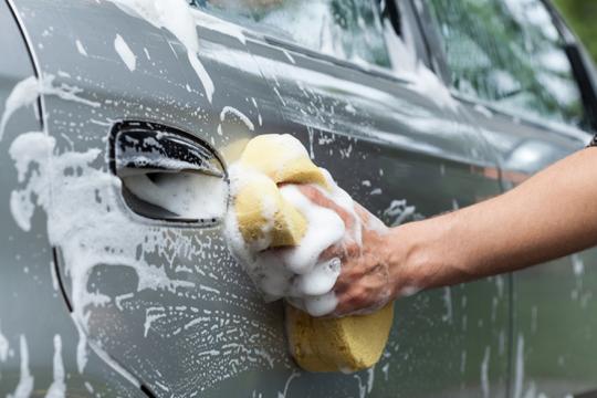 Tự rửa xe ô tô tại nhà khó hay dễ? Hướng dẫn rửa xe ô tô đơn giản
