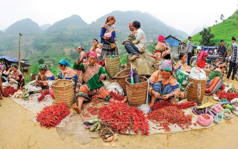 Hòa mình vào không khí phiên chợ vùng cao rộn ràng