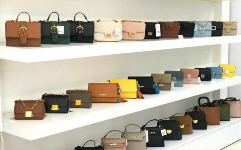 lấy túi xách trong chợ đầu mối