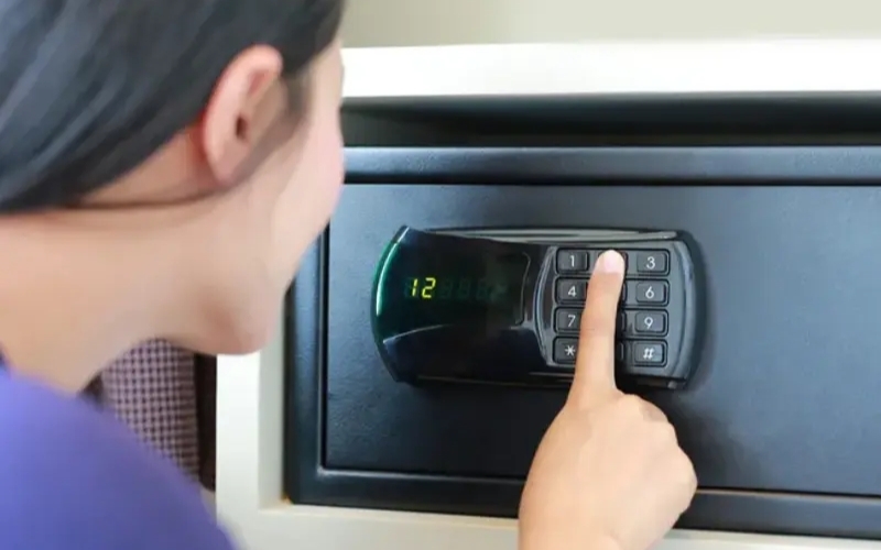 Cách mở két sắt mini khi vừa hết pin vừa quên mật khẩu