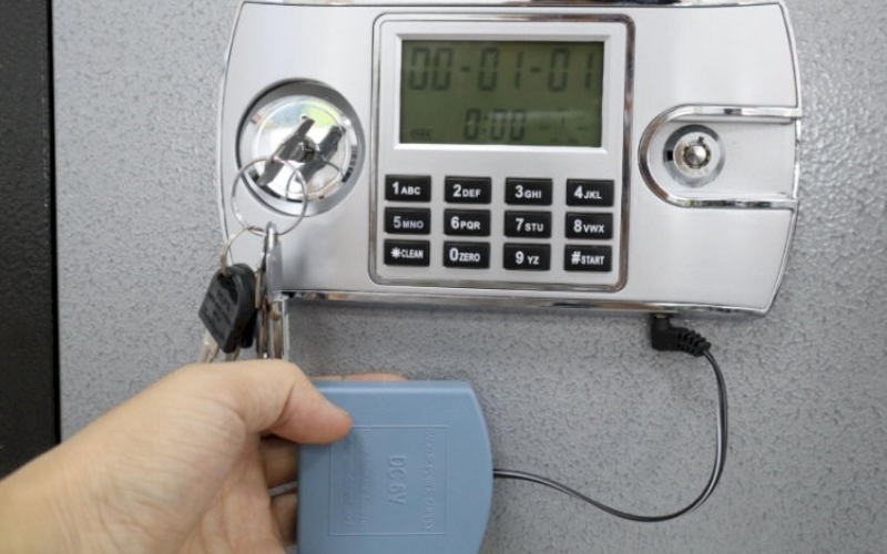 Cách mở khóa két sắt mini khi hết pin