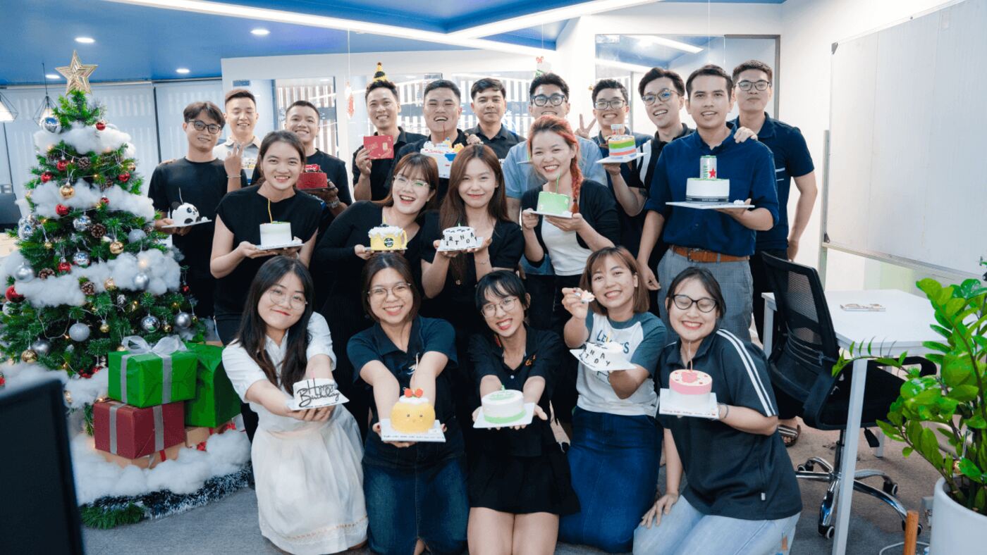 Nhân viên MONA chụp ảnh chung bên cây thông Noel tại văn phòng